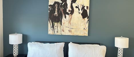 3 chambres, bureau, fer et planche à repasser, lit parapluie