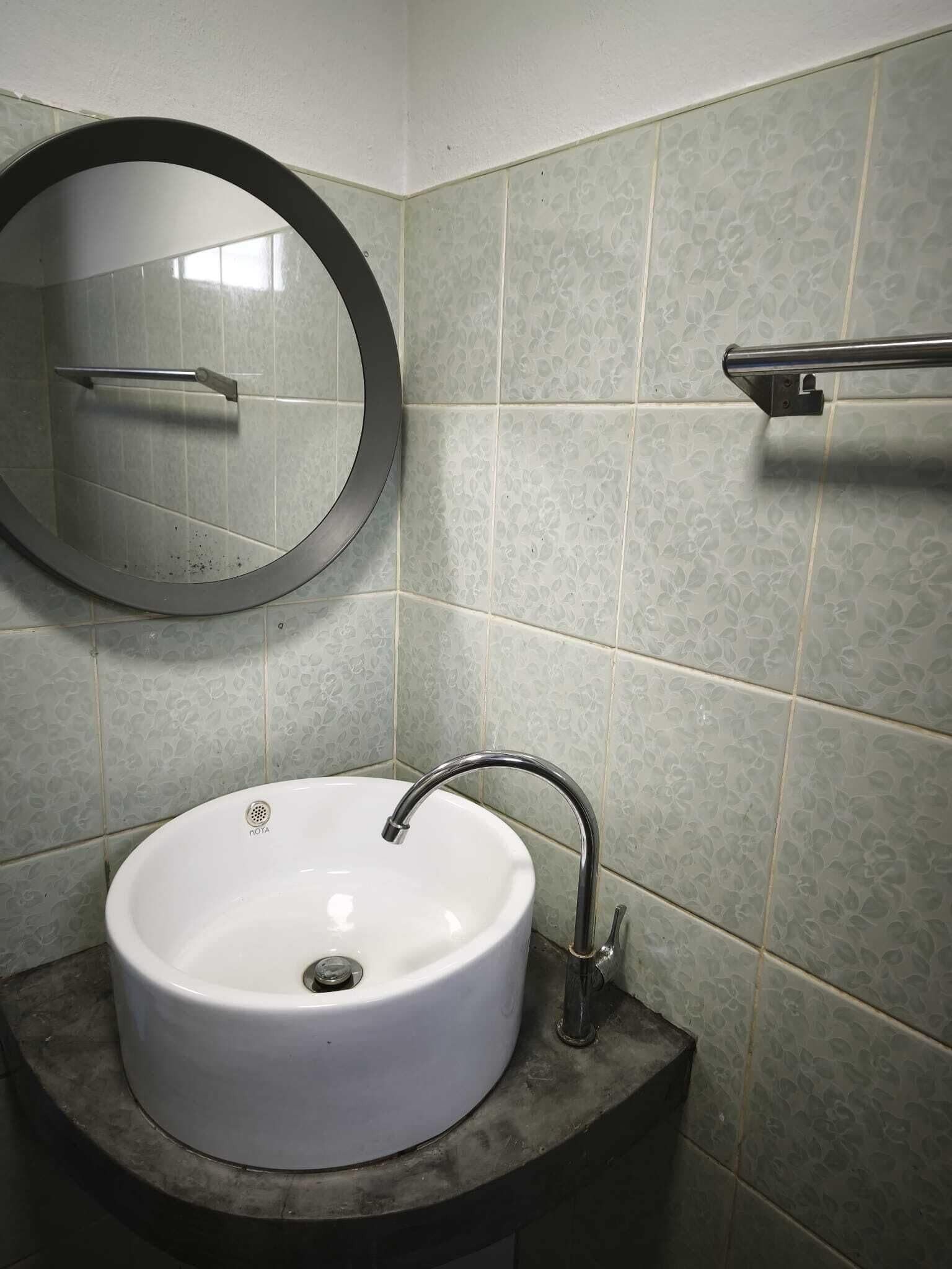 Ducha, secador de pelo, toallas y jabón