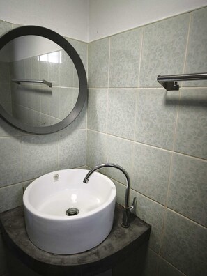 تجهيزات دش، مجففات شعر، مناشف، صابون