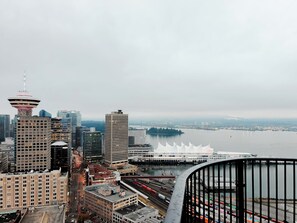 Property grounds - Gastown Unbeatable View 1 Bedroom High Rise Apartment Rooftop View of Downtown (Vancouver)