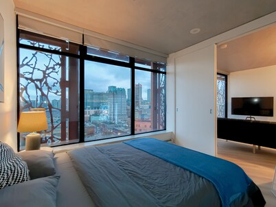 Gastown Unbeatable View 1 Bedroom High Rise Apartment Rooftop View of Downtown
