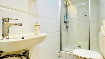 Basic-Studio | Badezimmer | Dusche, kostenlose Toilettenartikel, Haartrockner, Handtücher