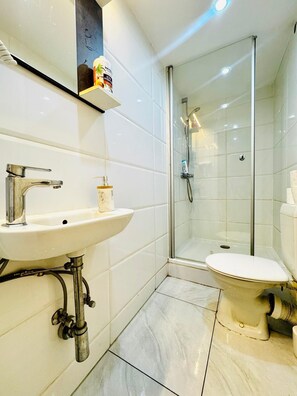 شقة إستديو بتجهيزات أساسية | حمام | تجهيزات دش، مستلزمات مجانية للعناية الشخصية، مجففات شعر، مناشف