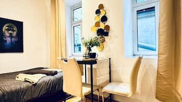 Basic Studio | Iron/ironing board