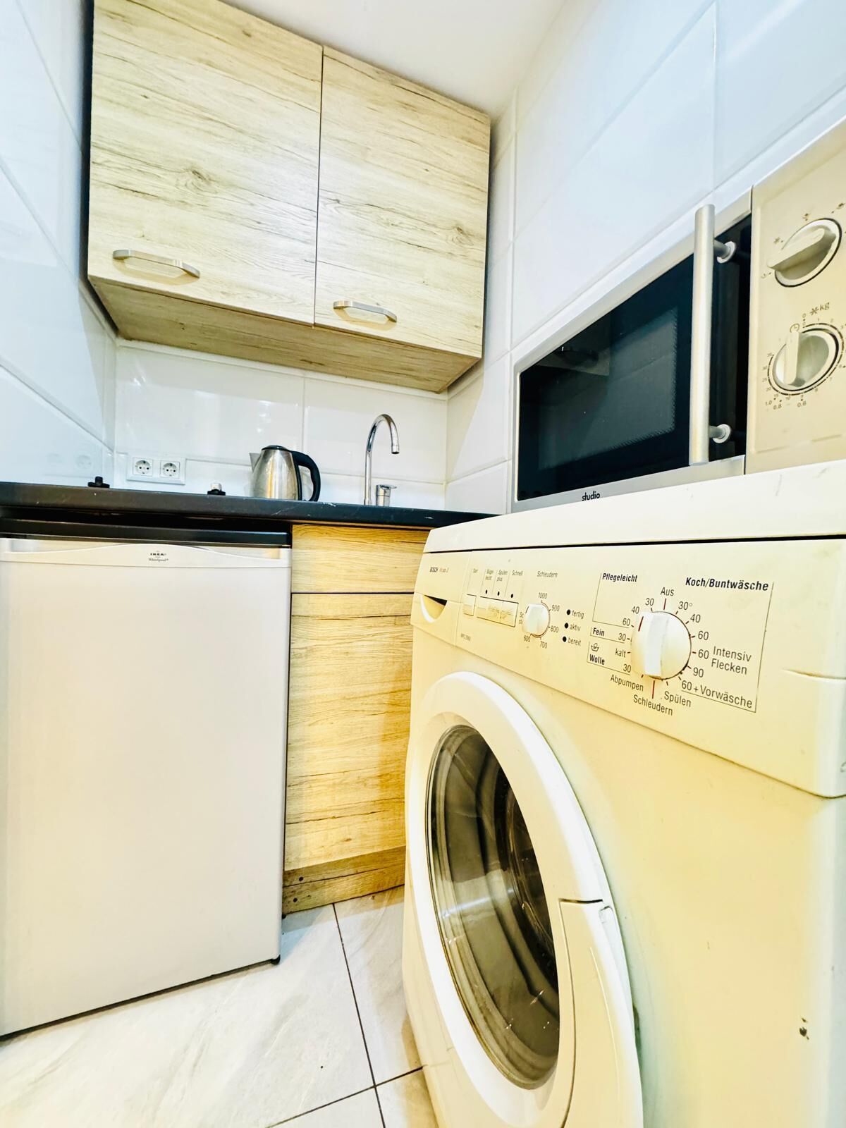 Estudi bàsic | Cuina privada | Frigorífic petit, microones i placa de cuina 