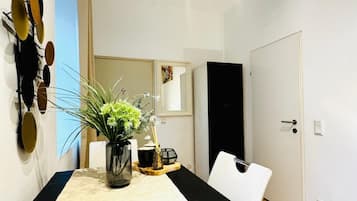 Basic Studio | Iron/ironing board