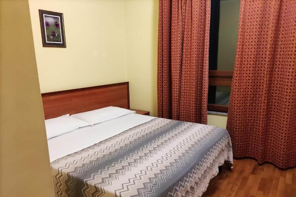 Habitación básica doble, 1 cama matrimonial | Caja de seguridad en la habitación y espacio para trabajar con laptop