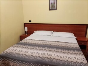 Basic Double Room, 1 Double Bed | In-room safe, laptop workspace, soundproofing, free WiFi