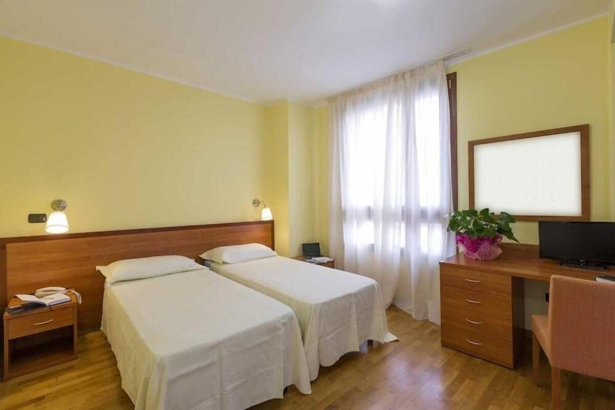Caixa forta a l'habitació i espai de treball apte per a portàtils 