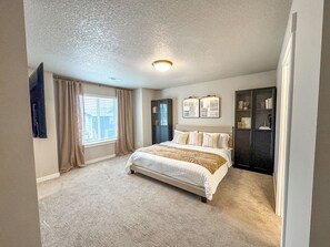 3 عدّة غرف نوم ومكواة/لوح كي وواي فاي وملاءات أسرّة