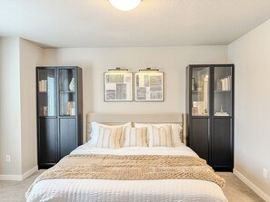 3 bedrooms, iron/ironing board, WiFi, bed sheets - 3BR/2.5BA offers the perfect blend of peace and location (Ridgefield)