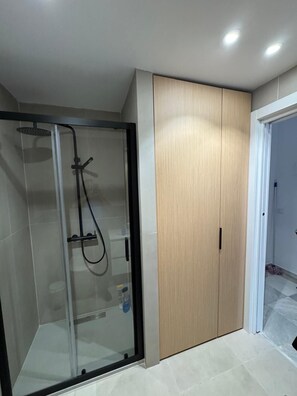 Douche, sèche-cheveux, serviettes fournies, savon