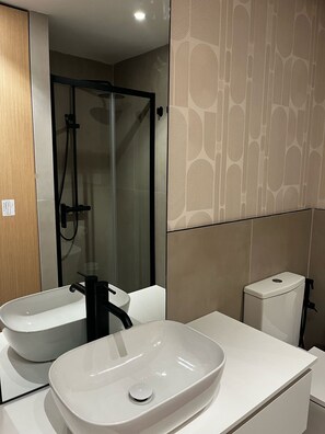Shower, hair dryer, towels, soap - COSTALAGO TORREMOLINOS BEACH APARTMENT (Torremolinos)