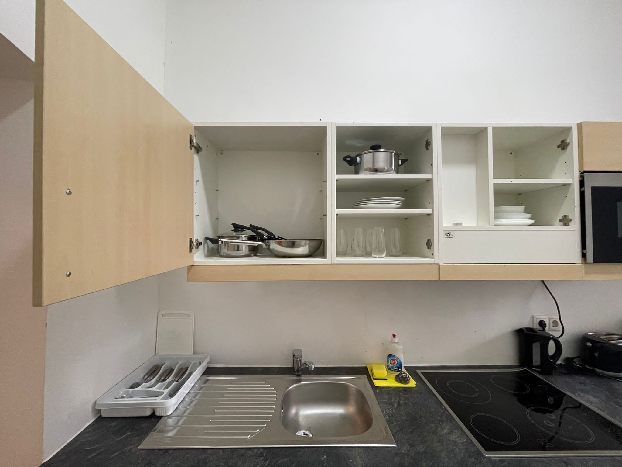 Estudi bàsic | Cuina privada | Microones, forn, placa de cuina i rentaplats 