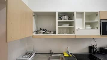 Basic Studio | Private kitchen | Microwave, oven, stovetop, dishwasher