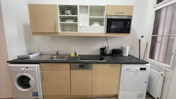 Basic Studio | Private kitchen | Microwave, oven, stovetop, dishwasher