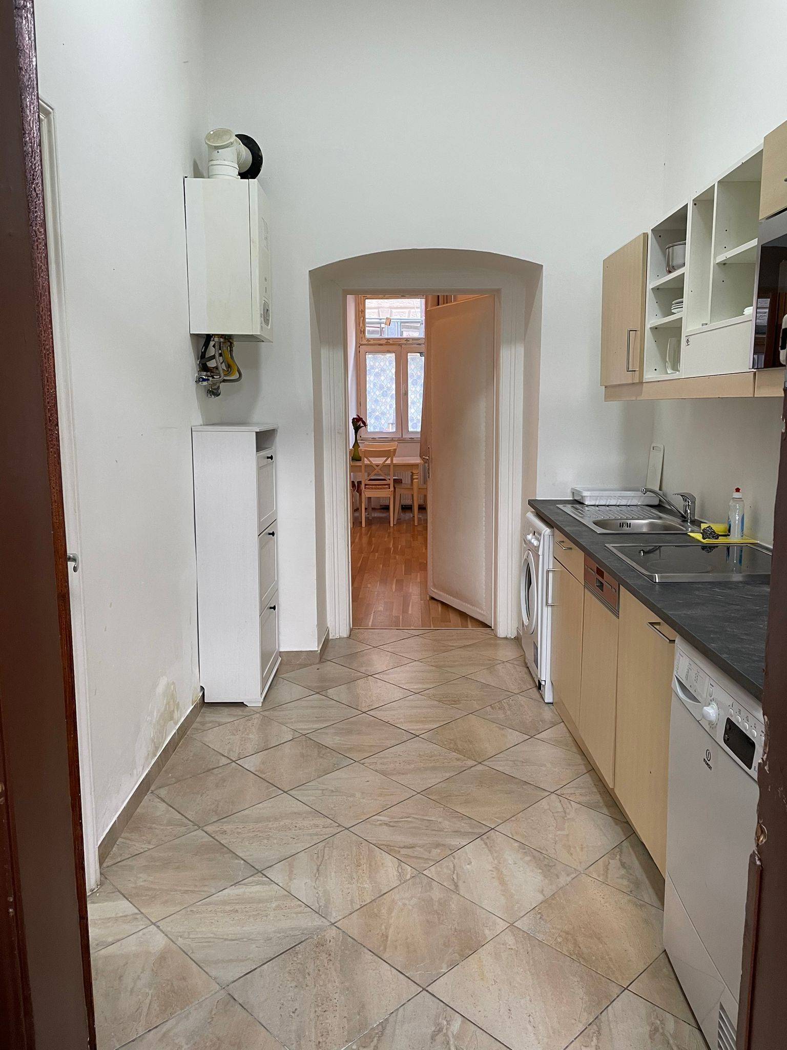 基础开间 | 私人厨房 | 微波炉、烤箱、炉灶、洗碗机