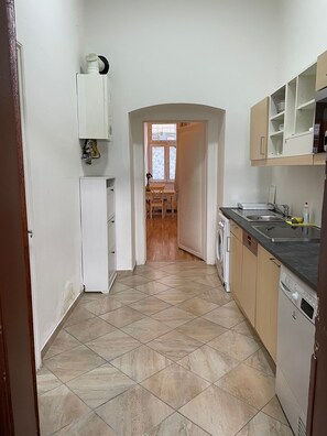 Perusstudio | Yksityinen keittiö | Mikroaaltouuni, uuni, liesi, astianpesukone