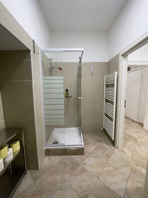 شقة إستديو بتجهيزات أساسية | حمام | تجهيزات دش، مستلزمات مجانية للعناية الشخصية، مجففات شعر، مناشف