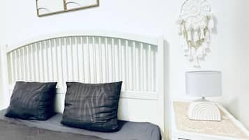 Basic Studio | Iron/ironing board