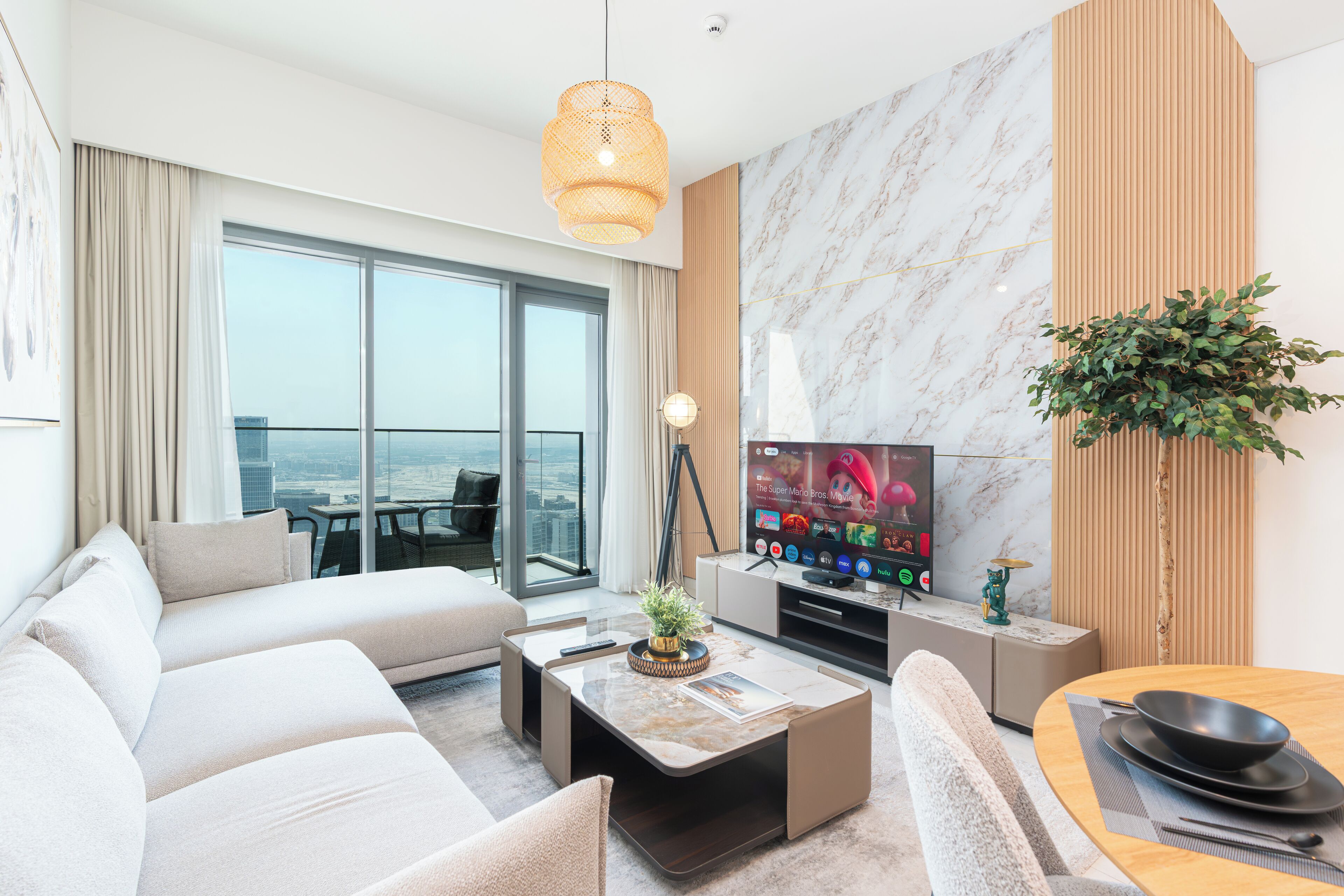 Premium-Apartment | Wohnzimmer | 35-Zoll-Smart-TV mit Digitalempfang