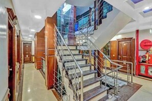 المنشأة من الداخل