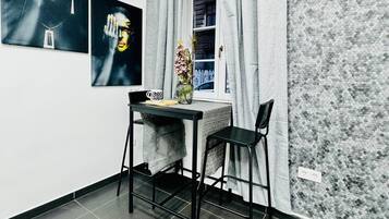 Basic Studio | Iron/ironing board