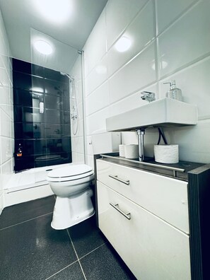 Basic Studio | Bathroom
