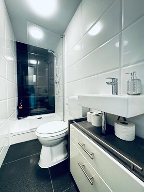 Studio Basic | Kamar mandi | Shower, perlengkapan mandi gratis, pengering rambut, dan handuk