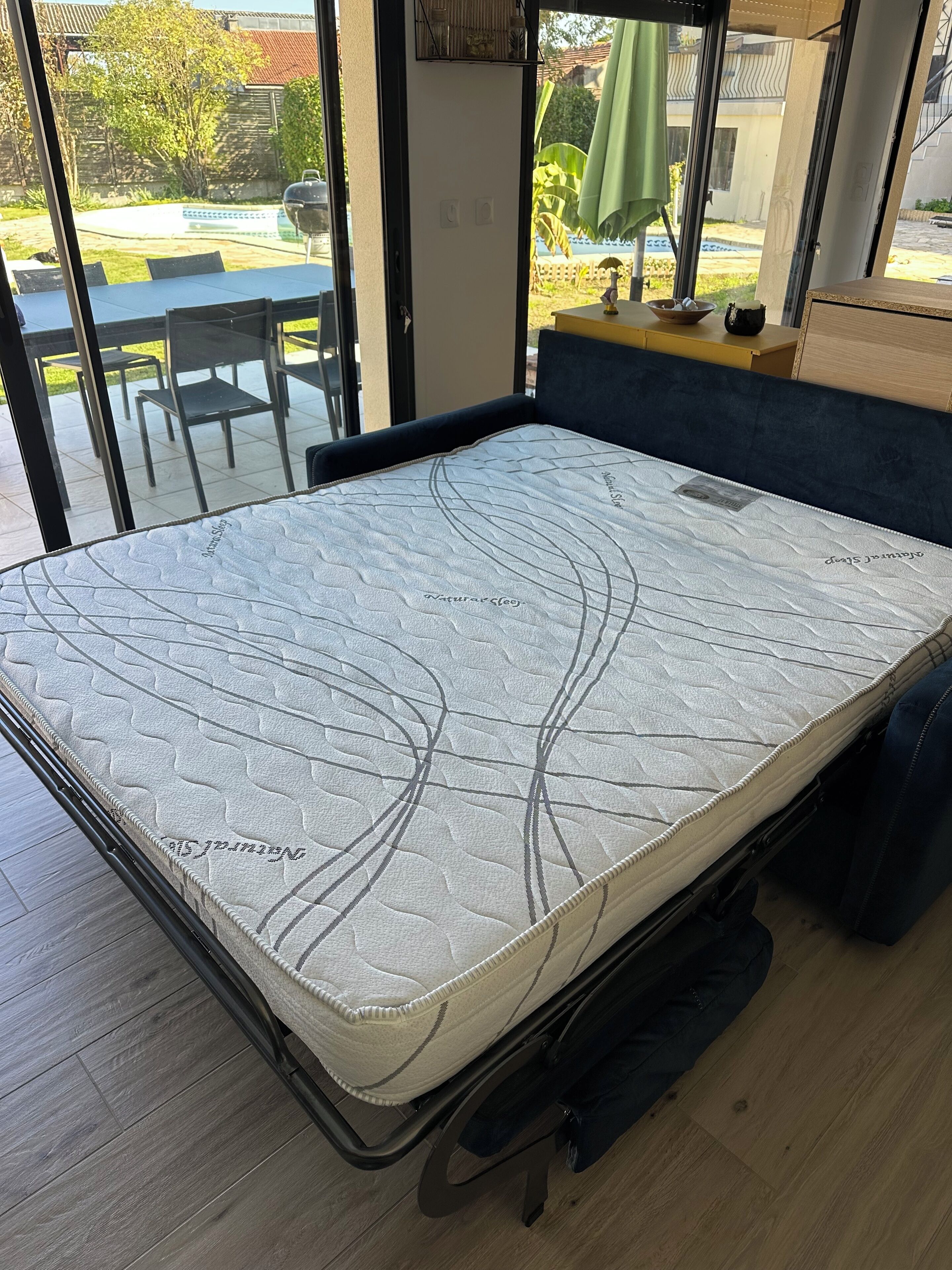 Une chambre avec un lit, une vue sur l’extérieur et une table avec des chaises.