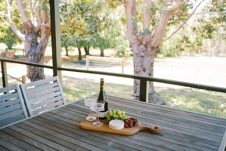 Outdoor dining. Bentley Hill Farm Cottage, peaceful countryside retreat with outdoor Hot tub