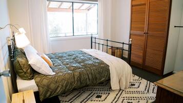 2 bedrooms, desk, iron/ironing board, travel cot