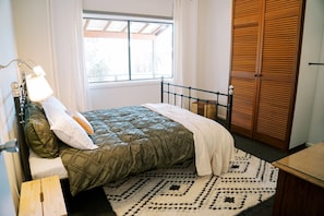 2 habitaciones, escritorio y tabla de planchar con plancha 