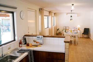 Kylskåp, mikrovågsugn, ugn och spishäll