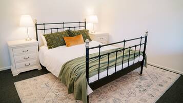 2 slaapkamers, een bureau, een strijkplank/strijkijzer, reisbedje