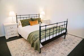 2 sovrum, skrivbord, strykjärn/strykbräda och resesäng