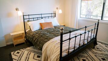 2 bedrooms, desk, iron/ironing board, travel cot