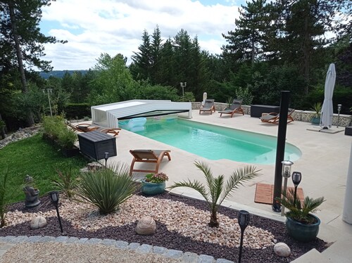 On the outskirts of Périgueux among the pines in a quiet garden SPA optional