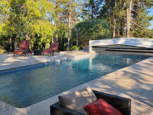 On the outskirts of Périgueux among the pines in a quiet garden SPA optional