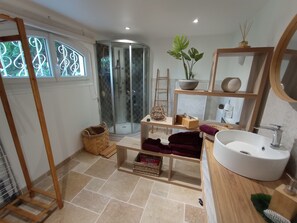 Shower, hair dryer, towels, soap - On the outskirts of Périgueux among the pines in a quiet garden SPA optional (Trélissac)