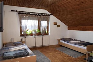 Iron/ironing board, free WiFi - One Bedroom Magic Room (1) (Darda)