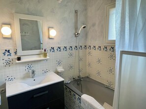 Bruser, hårtørrer, håndklæder, Toiletpapir