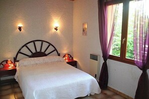A bedroom with a bed, bedside lamps, a window with curtains, and wall-mounted lights. - Holiday house close to the ocean G0238 (Lacanau Ocean)