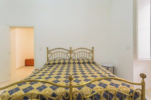 1 bedroom, iron/ironing board, Internet, bed sheets - Beautiful 1-bedroom apartment with AC in peaceful Mottola
relax, history, nature (Mottola)