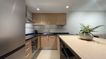 Een microgolfoven, een oven, een kookplaat, een vaatwasser