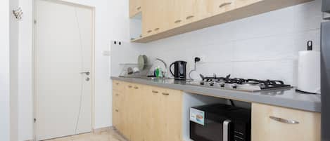 Refrigerador con freezer, microondas, placa de cocina