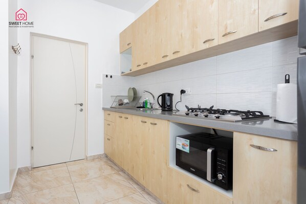 Familienapartment | Eigene Küche | Großer Kühlschrank, Mikrowelle, Herdplatte, Hochstuhl