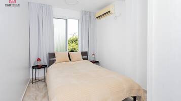 Family Apartment | Desk, iron/ironing board, free WiFi