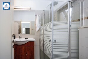 City Double Room | Bathroom | Shower, hair dryer, towels, soap - Quiet Oasis in the Center (Netanya)