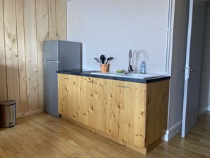 Geladeira, micro-ondas, cooktop, lava-louças